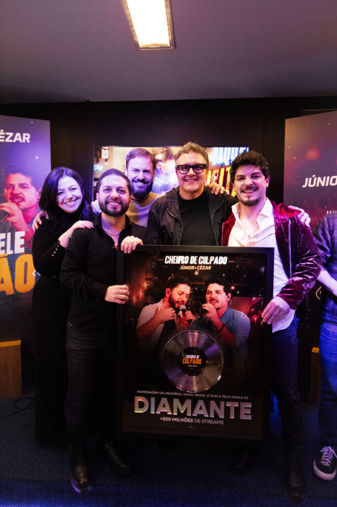 Júnior Júnior & Cézar recebem certificação Diamante por sucesso Júnior Júnior & Cézar recebem certificação Diamante por sucesso
